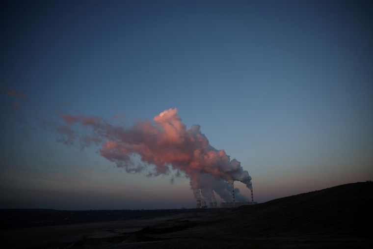 De la fumée et de la vapeur s'échappent de la centrale électrique de Belchatow, la plus grande centrale à charbon d'Europe alimentée au lignite, exploitée par la compagnie d'électricité polonaise PGE, à Kleszczow