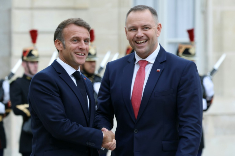 Le président français Emmanuel Macron (g) reçoit son homologue polonais Karol Nawrocki à l'Elysée, le 16 septembre 2025 à Paris ( AFP / Alain JOCARD )