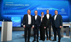 Les dirigeants du groupe  Thyssenkrupp, dont le PDG Miguel Lopez (à gauche), lors de la conférence annuelle de résultats, à Essen dans l'ouest de l'Allemagne, le 19 novembre 2024 ( AFP / Ina FASSBENDER )