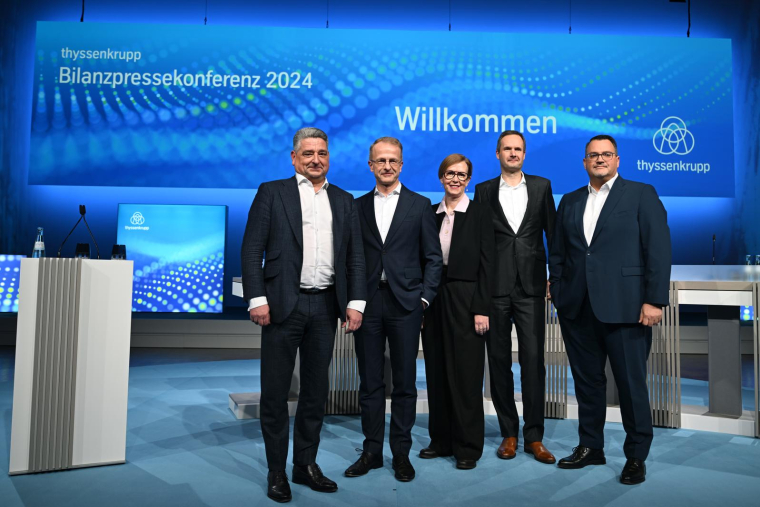 Les dirigeants du groupe  Thyssenkrupp, dont le PDG Miguel Lopez (à gauche), lors de la conférence annuelle de résultats, à Essen dans l'ouest de l'Allemagne, le 19 novembre 2024 ( AFP / Ina FASSBENDER )