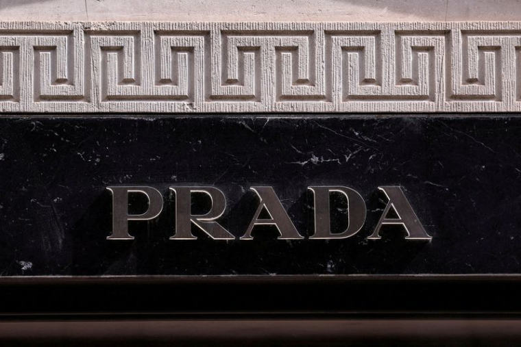 Le logo de Prada à l'extérieur d'une boutique à Milan