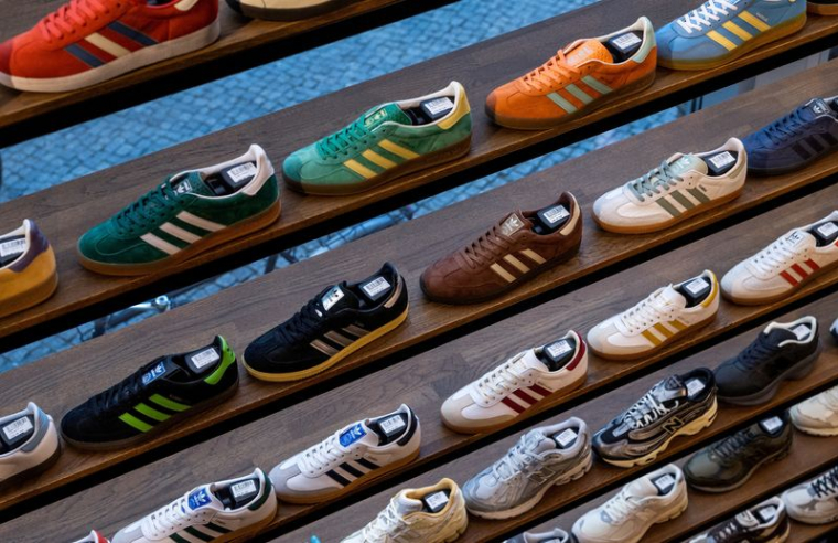 Des baskets Adidas sont présentées dans un magasin à Berlin