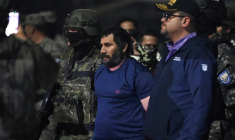 Le trafiquant de drogue Adolfo Macias, alias Fito, est escorté par le ministre de l'Intérieur de l'Équateur, John Reimberg  et des militaires à son arrivée à la base aérienne de Guayaquil, en Équateur, le 25 juin 2025, après sa capture ( AFP / Marcos PIN )