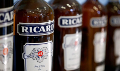 Des bouteilles de la boisson anisée Ricard sont photographiées à l'unité de production Ricard de Lormont, près de Bordeaux
