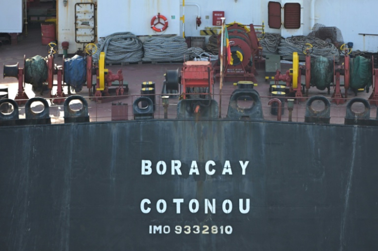 Vue aérienne du pétrolier Boracay au large du port de Saint-Nazaire le 1er octobre 2025 ( AFP / Damien MEYER )