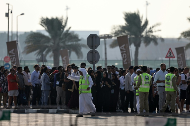 Le public quitte le site du salon aéronautique de Dubaï le 21 novembre 2025 après le crash d'un avion de chasse indien, aux Emirats Arabes Unis ( AFP / Fadel SENNA )