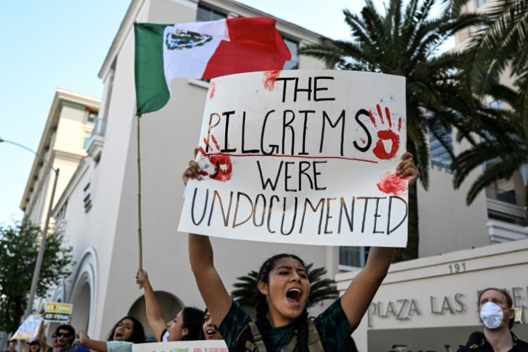 Manifestation contre la politique migratoire fédérale du président Donald Trump, à Pasadena (Californie), le 12 juin 2025 ( AFP / Yuri CORTEZ )