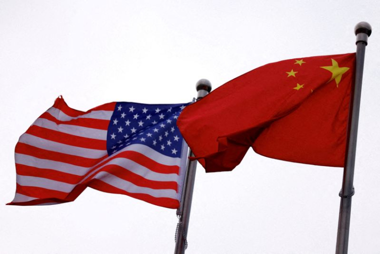Les drapeaux chinois et américains