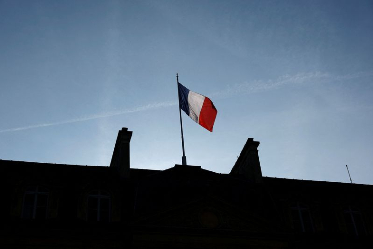 Le drapeau français au Palais de l'Elysée à Paris