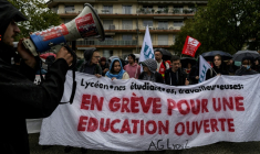 Manifestation de soutien à la mobilisation des lycéens à Bron dans le Rhône le 8 octobre 2026 ( AFP / JEFF PACHOUD )