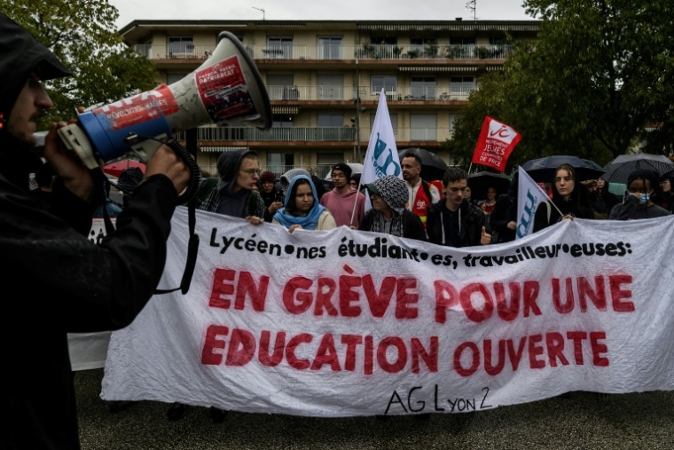 Manifestation de soutien à la mobilisation des lycéens à Bron dans le Rhône le 8 octobre 2026 ( AFP / JEFF PACHOUD )