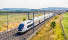 Selon une étude réalisée en 2023 pour la SNCF, 63% des voyageurs disent prendre le train par conviction écologique. (crédit : Adobe Stock)