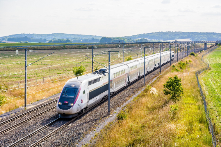 Selon une étude réalisée en 2023 pour la SNCF, 63% des voyageurs disent prendre le train par conviction écologique. (crédit : Adobe Stock)