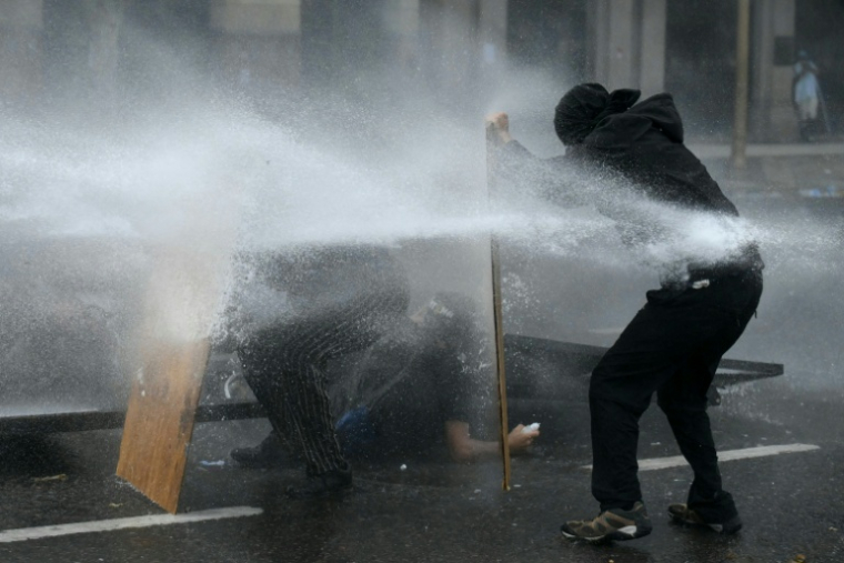 La police utilise des canons à eau pour disperser les manifestants opposés à la réforme du travail, le 11 février 2026 à Buenos Aires, en Argentine ( AFP / Luis ROBAYO )
