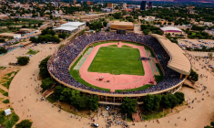 Vue générale alors que les partisans des putschistes nigériens participent à un rassemblement dans un stade de Niamey