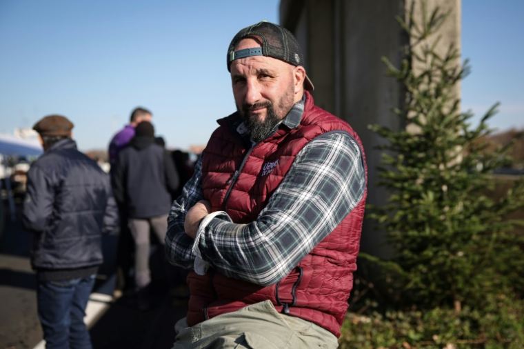Le militant agricole français Jérôme Bayle participe à une mobilisation d'agriculteurs bloquant l'accès à l'autoroute A64, à Carbonne, dans le sud-ouest de la France, le 13 décembre 2025 ( AFP / Valentine CHAPUIS )