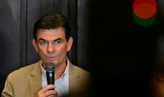 Le président élu de la Bolivie, Rodrigo Paz, tient une conférence de presse un jour après le second tour de l'élection présidentielle à La Paz, le 20 octobre 2025 ( AFP / Martin BERNETTI )