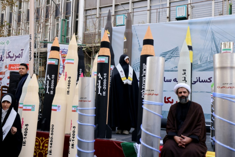 Des répliques de missiles et de centrifugeuses installées pour le rassemblement commémorant la prise de l'ambassade américaine en 1979 à Téhéran, le 4 novembre 2025 ( AFP / ATTA KENARE )