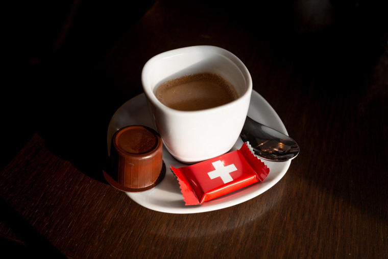 Les droits de douane à 39% imposés par les Etats-Unis ont inquiété le secteur suisse de l'horlogerie, les PME industrielles et les fabricants de produits alimentaires comme le fromage ou le chocolat. ( AFP / FABRICE COFFRINI )