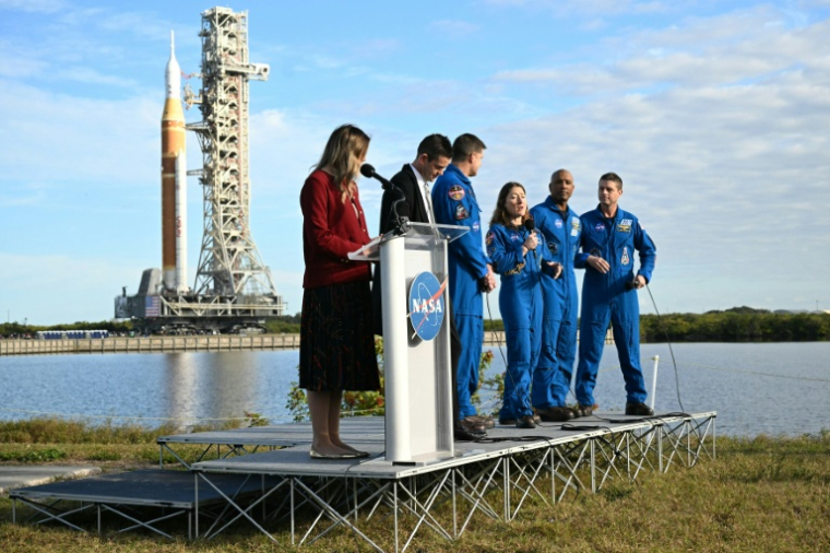 De hauts responsables de la Nasa et l'équipage d'Artémis 2 parlent à la presse le 17 janvier 2026 au Centre spatial Kennedy en Floride ( AFP / Jim WATSON )