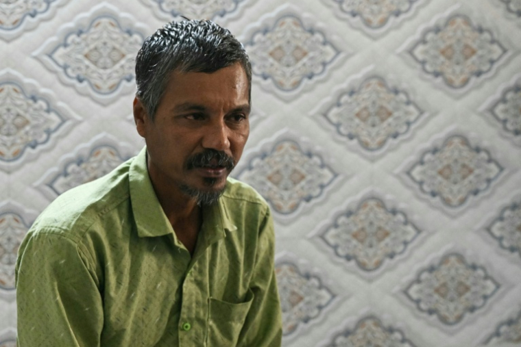 Suresh Patni, père d'Akash Patni, victime du crash du vol 171 d'Air India, lors d'une interview avec l'AFP à son domicile à Ahmedabad, le 8 novembre 2025 en Inde ( AFP / Indranil MUKHERJEE )