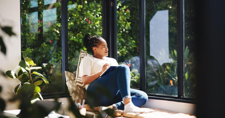 Avant de faire une offre d’achat immobilier, il est essentiel de réévaluer son budget en intégrant tous les frais et les dépenses à venir ( Shutterstock )