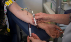 Pour les cancers du sein, une simple prise de sang permettrait de détecter un début de rechute ( AFP / BERTRAND LANGLOIS )