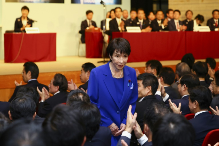 Sanae Takaichi, une nationaliste radicale, est félicitée par ses partisans après avoir été élue cheffe du Parti Libéral-Démocrate (PLD) au pouvoir, et avant de prendre probablement la tête du gouvernement japonais, à Tokyo, le 4 octobre 2025 ( POOL / Kim Kyung-Hoon )