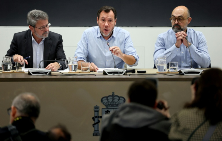 Le ministre espagnol des Transports, Óscar Puente (c), lors d'une conférence de presse, le 30 octobre 2026 à Madrid ( AFP / Thomas COEX )