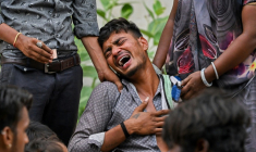 Kalpesh Patni (au centre) pleure la mort de son frère Akash, 14 ans, tué dans son sommeil par le crash de l'avion d'Air India sur son domicile à Ahmedabad, en Inde, le 13 juin 2025 ( AFP / Punit PARANJPE )