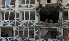 Des personnes dégagent des débris après l'attaque par des drones d'une clinique privée à Kiev, le 5 janvier 2026, en Ukraine ( AFP / Tetiana DZHAFAROVA )