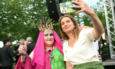 Séance de selfie pour la secrétaire nationale des Ecologistes Marine Tondelier le 21 août 2025 à Strasbourg ( AFP / SEBASTIEN BOZON )