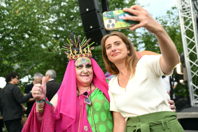 Séance de selfie pour la secrétaire nationale des Ecologistes Marine Tondelier le 21 août 2025 à Strasbourg ( AFP / SEBASTIEN BOZON )