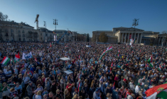 Rassemblement électoral organisé par le parti hongrois d'opposition Tisza à Budapest, le jour de la fête nationale hongroise, le 15 mars 2026 ( AFP / Ferenc ISZA )