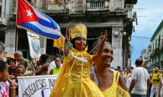 Une fidèle brandit une poupée représentant la Vierge de la Charité, dans la religion catholique, et Oshun dans la religion yoruba, lors de la traditionnelle procession en leur honneur, à La Havane, le 8 septembre 2026 ( AFP / YAMIL LAGE )