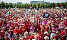Des manifestants habillés de rouge rassemblées à La Haye à l'appel d'organisations comme Oxfam ou Amnesty International pour demander au gouvernement néerlandais de prendre davantage de mesures contre ce qu'elles ont qualifié de "génocide" à Gaza. ( ANP / ANP KOEN VAN WEEL )