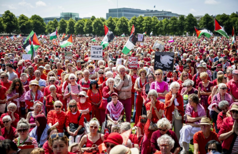 Des manifestants habillés de rouge rassemblées à La Haye à l'appel d'organisations comme Oxfam ou Amnesty International pour demander au gouvernement néerlandais de prendre davantage de mesures contre ce qu'elles ont qualifié de "génocide" à Gaza. ( ANP / ANP KOEN VAN WEEL )
