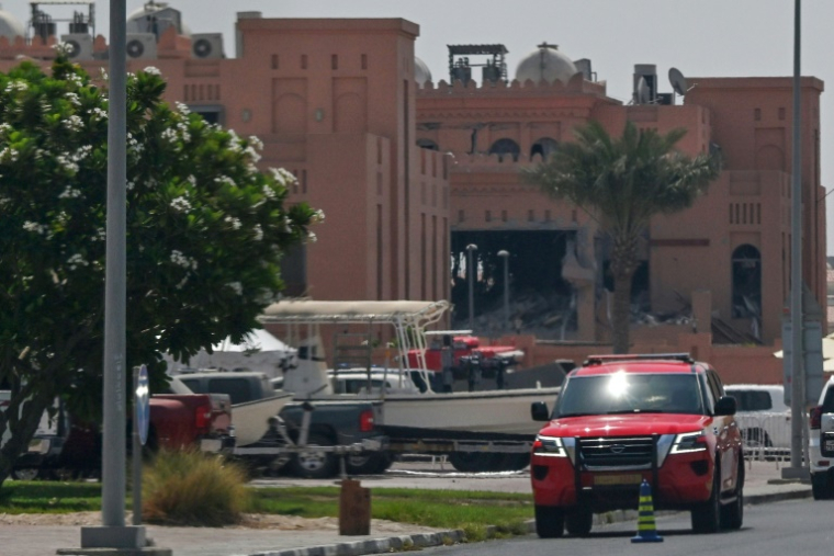 Une photo prise à distance montre en arrière-plan le bâtiment endommagé ciblé par les frappes israéliennes à Doha, le 10 septembre 2025 ( AFP / - )