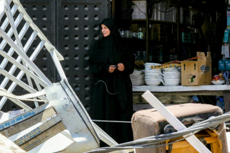 Dalal Safieddine, 54 ans, constate les dégats dans sa boutique de Deïr Qanoun en Nahr, au Liban le 16 juin 2026 ( AFP / MAHMOUD ZAYYAT )