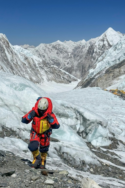 Un alpiniste pendant l'ascension de l'Everest, le 4 mai 2024 au Népal ( AFP / TSERING PEMBA SHERPA )