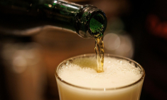 Une bière servie à Bruxelles, le 14 novembre 2024 ( AFP / Simon Wohlfahrt )