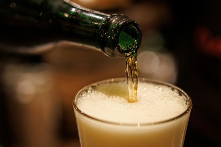 Une bière servie à Bruxelles, le 14 novembre 2024 ( AFP / Simon Wohlfahrt )