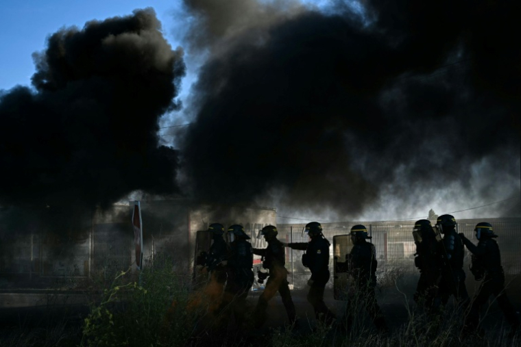 Des CRS interviennent pour lever le blocage par des pêcheurs du dépôt pétrolier de Frontignan, près de Sète, le 16 septembre 2026 ( AFP / Gabriel BOUYS )