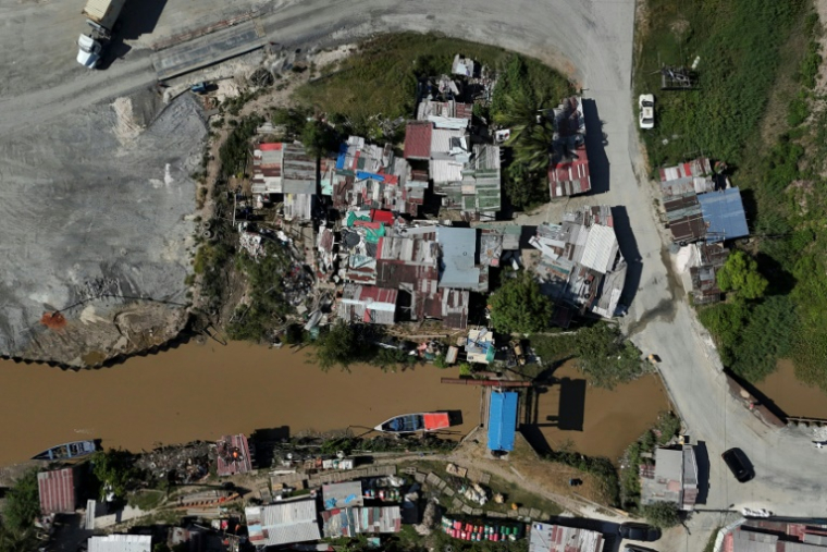 Vue aérienne d'un bidonville à Georgetown, la capitale du Guyana, le 26 août 2025 ( AFP / Joaquin Sarmiento )