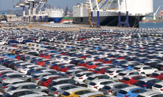 Des voitures destinées à l'exportation sont stationnées dans un terminal du port de Yantai