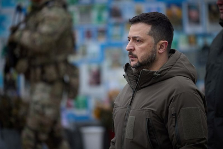 Le président ukrainien Volodymyr Zelenskiy visite un site commémoratif des soldats ukrainiens, à Kyiv
