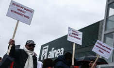 Des salariés de l'enseigne d'ameublement Alinéa rassemblés à Aubagne dans les Bouches-du-Rhône, le 14 février 2026 ( AFP / Thibaud MORITZ )