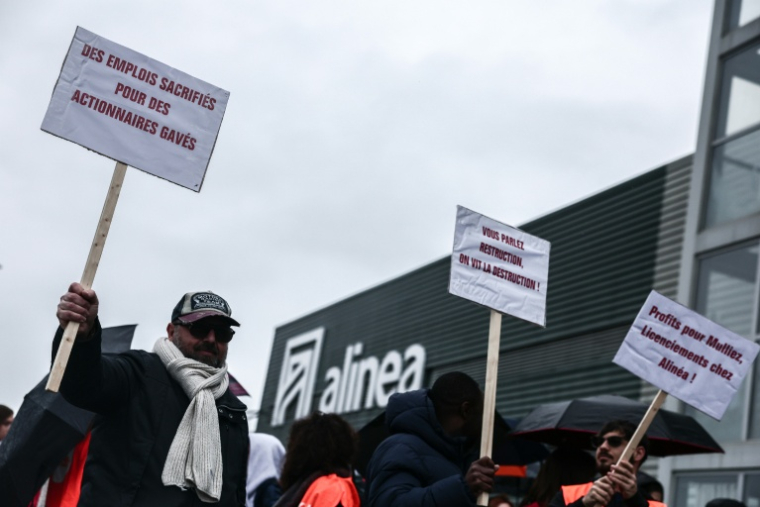 Des salariés de l'enseigne d'ameublement Alinéa rassemblés à Aubagne dans les Bouches-du-Rhône, le 14 février 2026 ( AFP / Thibaud MORITZ )