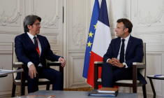 Le président français Emmanuel Macron s'entretient avec le PDG de ProLogium Vincent Yang