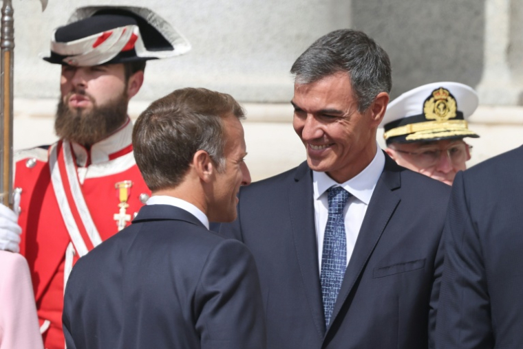 Le président français Emmanuel Macron parle avec le Premier ministre espagnol Pedro Sanchez, lors d'une cérémonie au palais royal le 29 septembre 2026 à Madrid ( AFP / Ludovic MARIN )